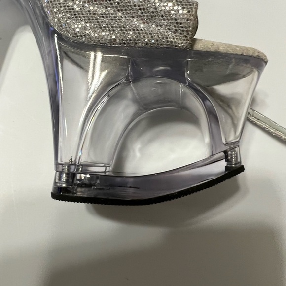 🌸 LOVERS LANE 🌸
SIGNATURE COLLECTION
SEXY- 7 INCH PUMP
SILVER GLITTER - Picture 9 of 10